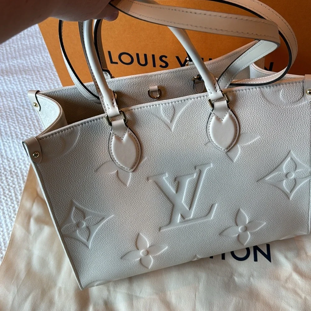 Louis Vuitton OnTheGo MM Cream Tote w/ box and dust bag - Picture 9 of 16